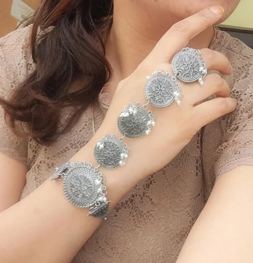 Glamaya Stylish Black Pearl Handcuff: Trendy Oxidized Polish 2 GLAM-BB-PE-15-010589-27-5 Glamaya Stylish Black Pearl Handcuff: Trendy Oxidized Polish 2 GLAM-BB-PE-15-010589-27-5