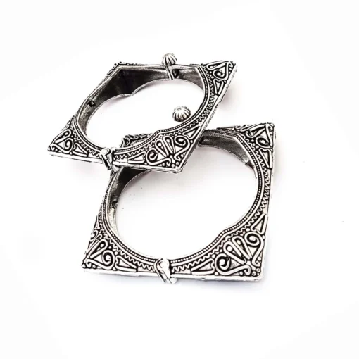 Glamaya Exquisite Oxidised Antique Square Bangles – Traditional Elegance For Women 2 GLAM-BB-OX-28-981236-43-10 Glamaya Exquisite Oxidised Antique Square Bangles - Traditional Elegance For Women 2 GLAM-BB-OX-28-981236-43-10