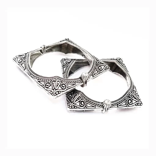 Glamaya Exquisite Oxidised Antique Square Bangles – Traditional Elegance For Women 4 GLAM-BB-OX-28-981236-43-10 Glamaya Exquisite Oxidised Antique Square Bangles - Traditional Elegance For Women 4 GLAM-BB-OX-28-981236-43-10