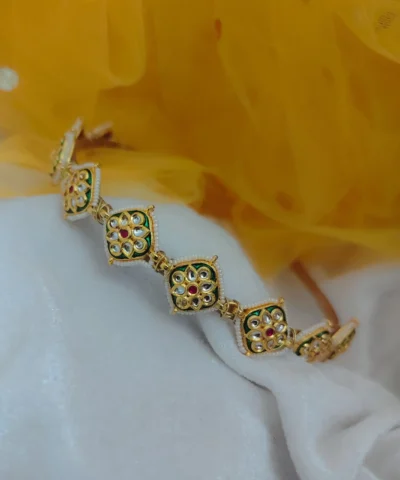 Glamaya Exquisite Kundan Hairband: Traditional Elegance For Girls 1 GLAM-HA-KU-38F3-834556-50-6