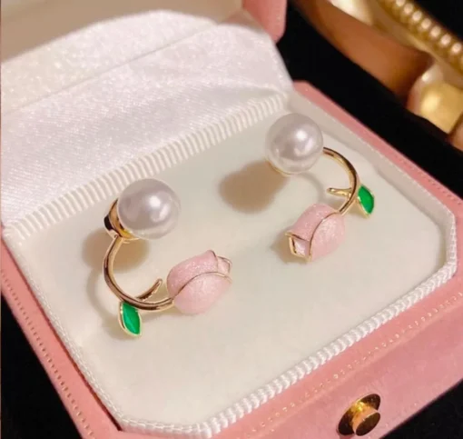 Glamaya Pink Tulip Pearl Stud Earrings: Elegant & Dainty Women’s Jewelry 2 GLAM-ER-PE-5-611999-9-10 Glamaya Pink Tulip Pearl Stud Earrings: Elegant & Dainty Women's Jewelry 2 GLAM-ER-PE-5-611999-9-10