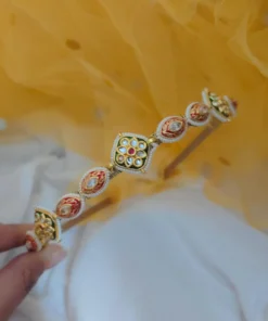 Glamaya Elegant Kundan Hairband For Special Occasions 2 GLAM-HA-KU-76F7-182725-100-3