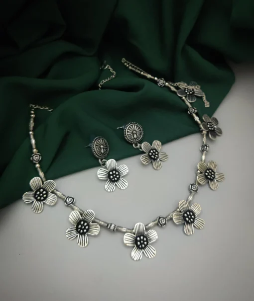 Glamaya Floral Elegance: Trendy Statement Jewelry Set 1 GLAM-CN-OX-20-200090-45-3