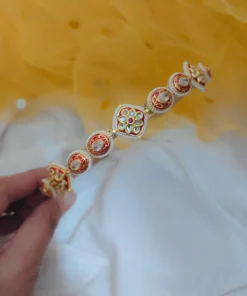 Glamaya Exquisite Kundan Bridal Hairband: Traditional Indian Elegance 2 GLAM-HA-KU-23-517175-30-10