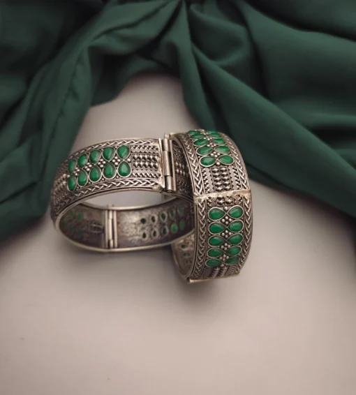 Glamaya Stylish Green Stone Brass Bangles - Affordable Elegance! 1 GLAM-BB-BR-96-553317-116-5