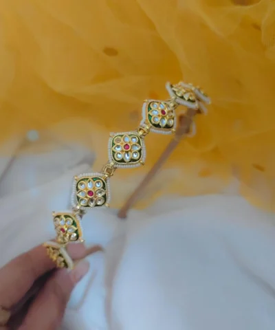 Glamaya Exquisite Kundan Hairband: Traditional Elegance For Girls 2 GLAM-HA-KU-38F3-834556-50-6