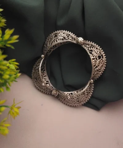 Glamaya Elegant Antique Silver Lookalike Bangle For Stylish Women 1 GLAM-BB-OX-66F7-681549-100-3