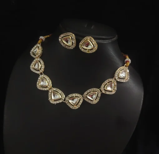 Glamaya Exquisite Kundan Choker Earring Set: Traditional Elegance 1 GLAM-CN-KU-50-565298-82-2