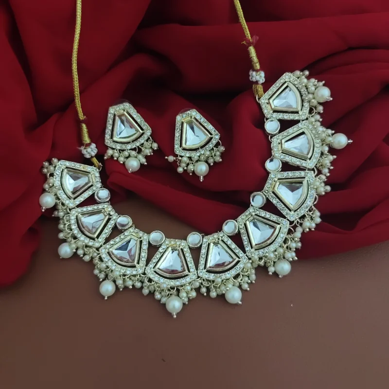 Glamaya Exquisite Kundan Pearl Choker Set 1 GLAM-CN-PE-60-812813-100-3