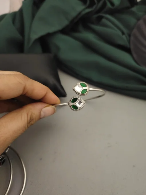 Glamaya Elegant Kundan Silver Bracelet: Adjustable & Stylish 2 GLAM-BB-KU-43F3-521999-66-3 Glamaya Elegant Kundan Silver Bracelet: Adjustable & Stylish 2 GLAM-BB-KU-43F3-521999-66-3