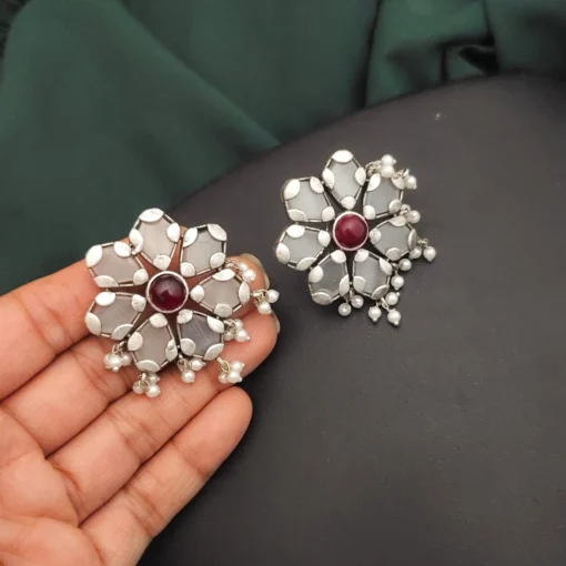 Glamaya Chic Flower-shaped Silver Stud Earring – Stylish & Affordable 2 GLAM-ER-OX-45-428438-75-4 Glamaya Chic Flower-shaped Silver Stud Earring - Stylish & Affordable 2 GLAM-ER-OX-45-428438-75-4