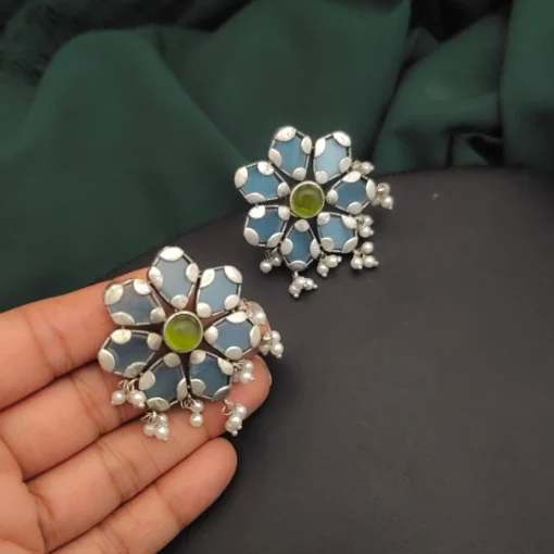 Glamaya Silver Monalisa Flower Stud Earring: Elegant Floral Style! 2 GLAM-ER-OX-60-957971-100-3 Glamaya Silver Monalisa Flower Stud Earring: Elegant Floral Style! 2 GLAM-ER-OX-60-957971-100-3