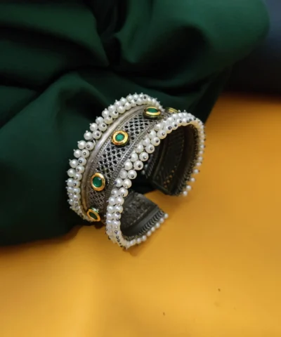 Glamaya Silver Lookalike Green Kundan Adjustable Bracelet 1 GLAM-BB-KU-80-554397-110-5