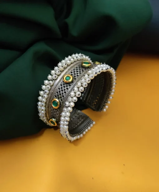 Glamaya Silver Lookalike Green Kundan Adjustable Bracelet 1 GLAM-BB-KU-80-554397-110-5
