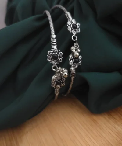 Glamaya Oxidised Flower Foot Kada 1 GLAM-BA-OX-25-842270-40-4