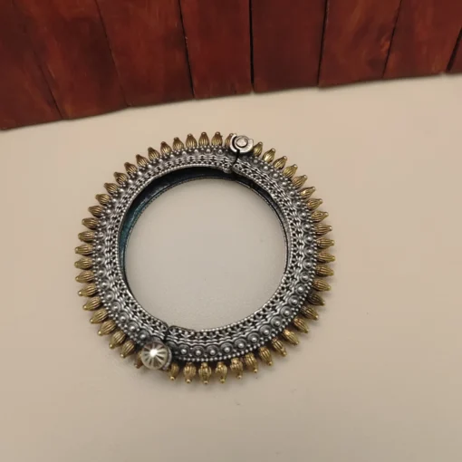 Glamaya Rajnandini Tow Tone Bangle Pc 2 GLAM-BB-TT-66-829883-110-5 Glamaya Rajnandini Two Tone Bangle Pc 2 GLAM-BB-TT-66-829883-110-5