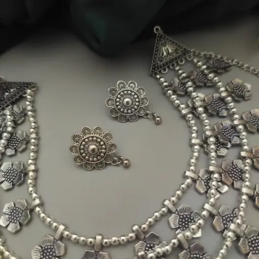 TAVISHA Oxidized Floral 3-Layer Necklace Earrings Set TAVISHA Oxidized Floral 3-Layer Necklace Earrings Set